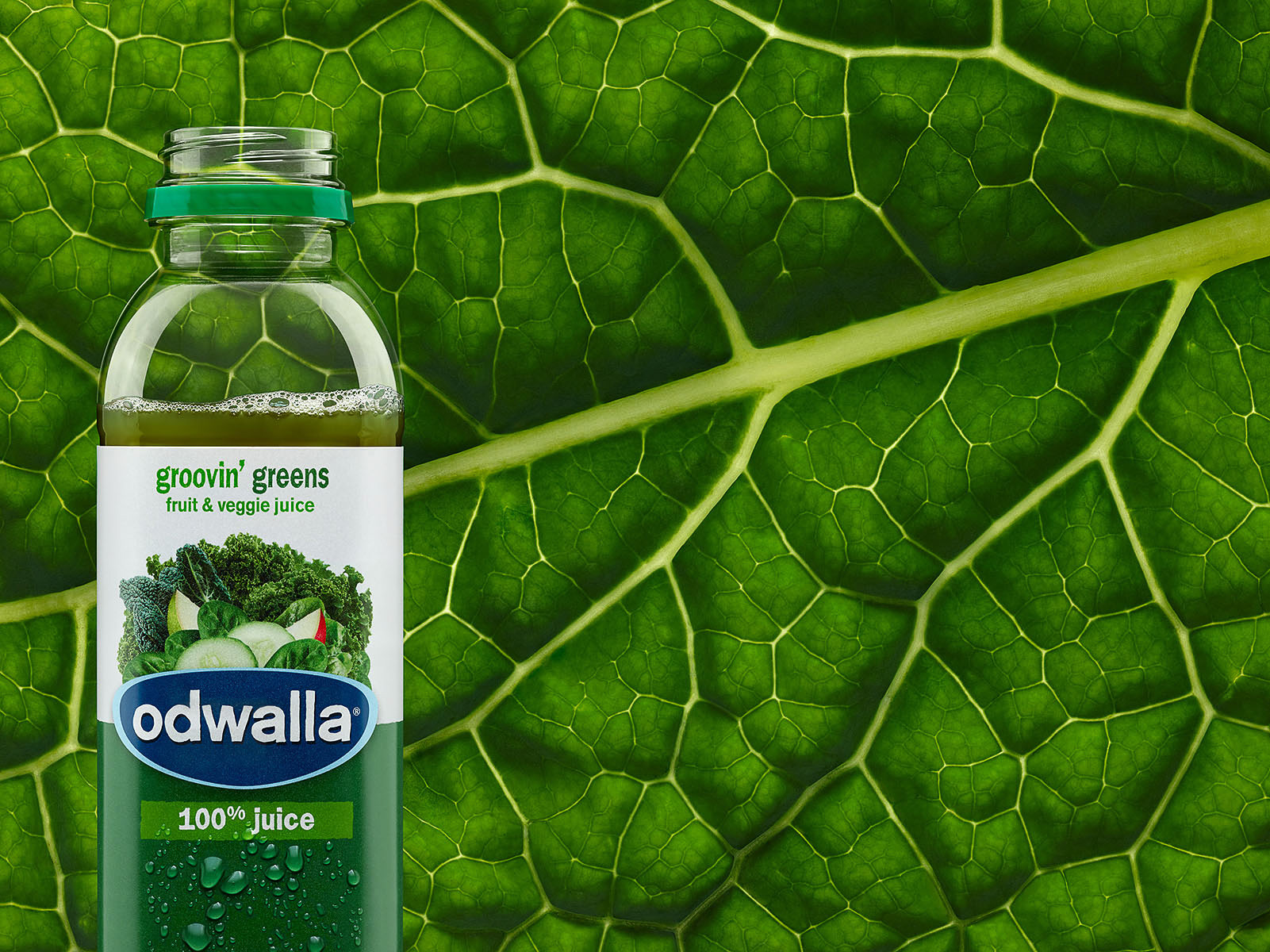 014_Odwalla_15oz_GroovinGreens_03_Droplets_Final-small-38